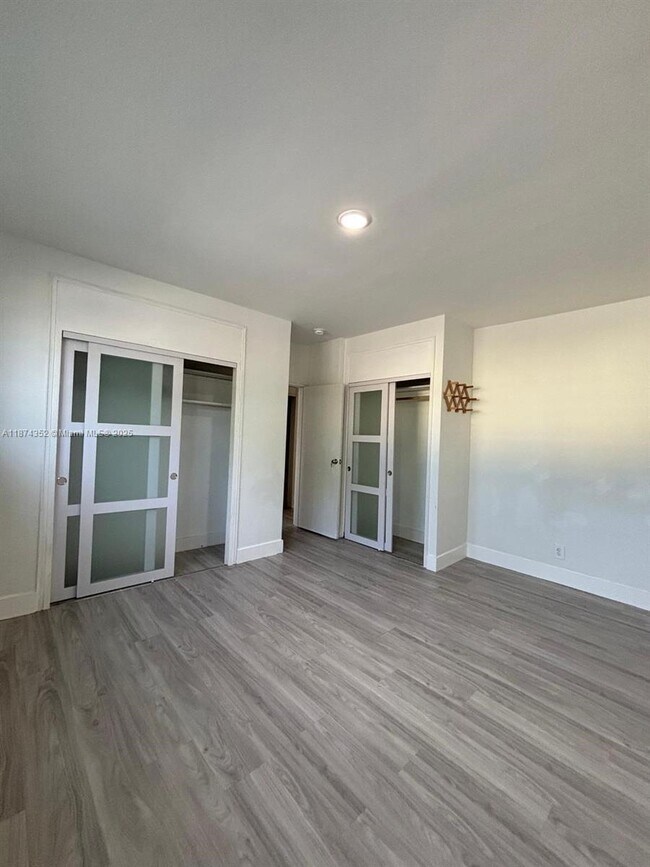 Building Photo - 2025 Bay Dr