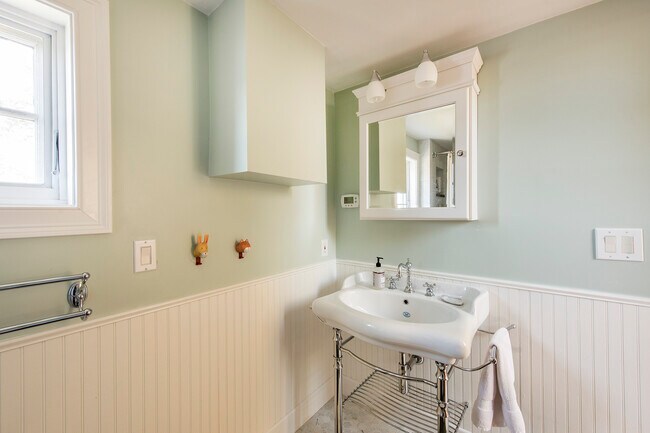 Building Photo - 7 Point Rd