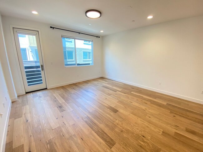 Building Photo - Advent - Three Story Townhome W/ Attached ...
