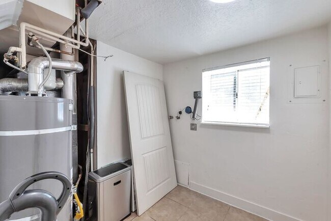 Building Photo - Remodeled 6 beds, 2 car garage!!