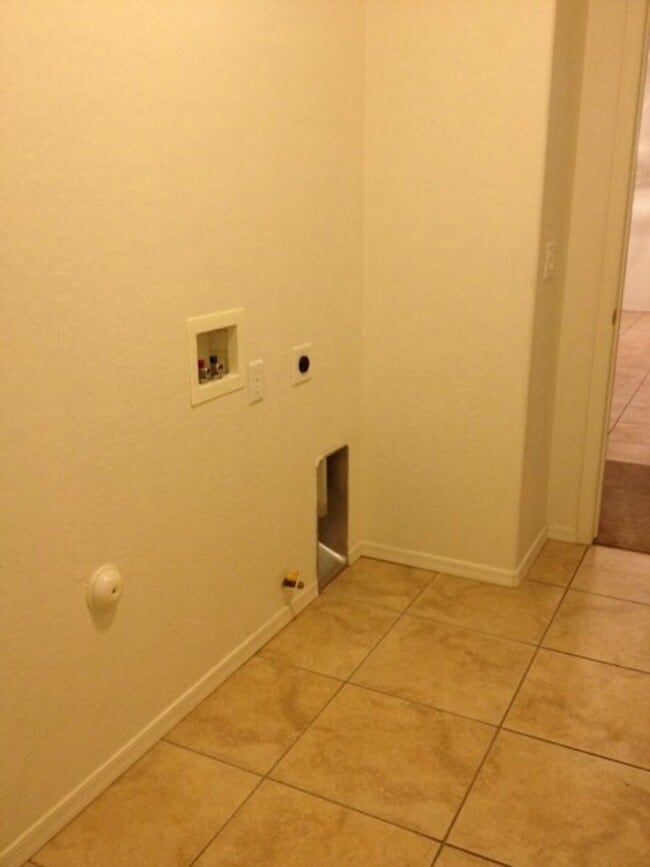 Building Photo - 6956 E Sandhurst Dr