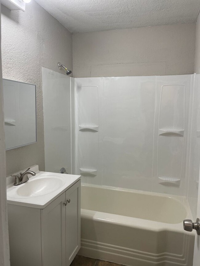 Building Photo - South KC 4Bed/1 Home Available Now!