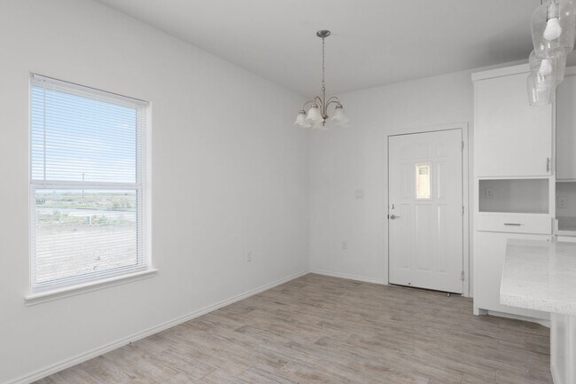 Building Photo - 2328 S Vly Cir