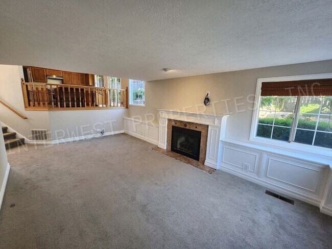 Building Photo - 4+ Bedroom Tigard Home With a Beautiful Vi...