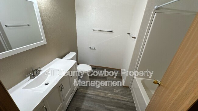 Building Photo - 1564 W Polk St