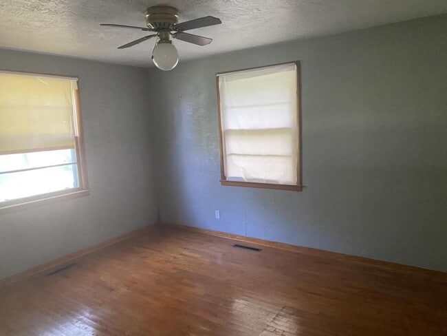 Building Photo - 405 E 3rd St