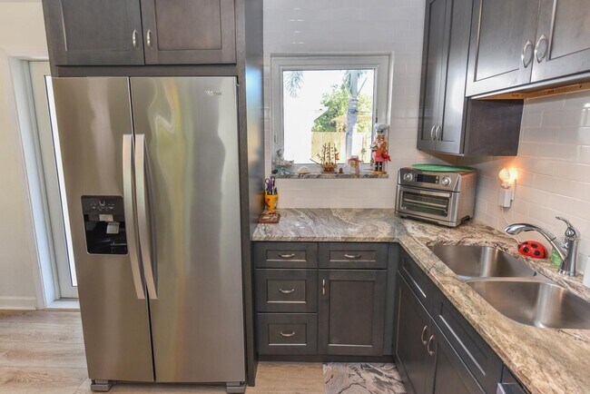 Building Photo - 727 Bunker Rd