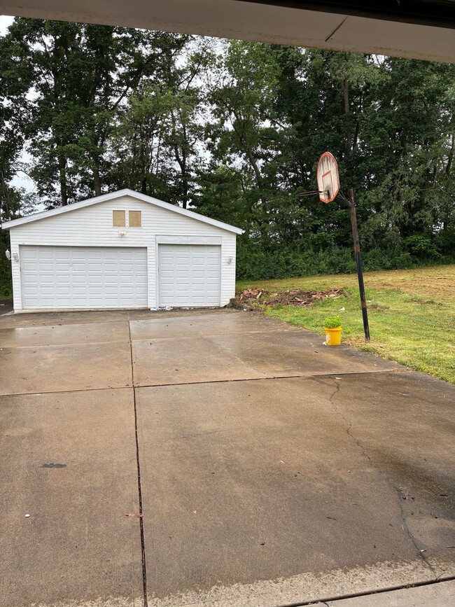 Building Photo - Magnificent 5-Bedroom Private Estate in Bu...