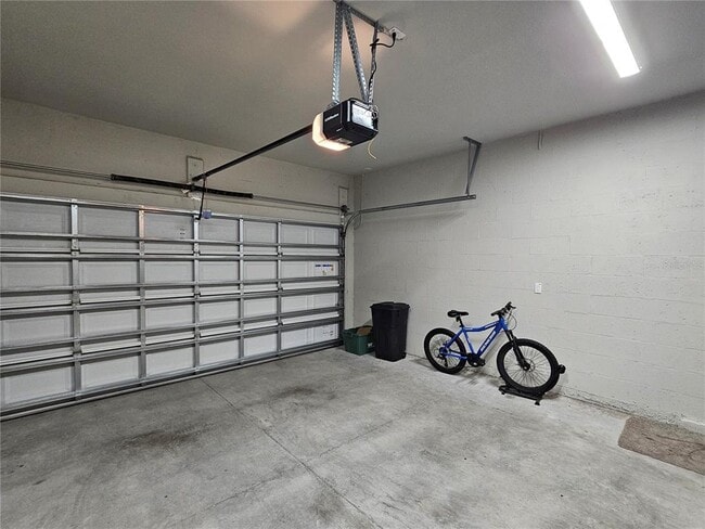 Building Photo - 1556 N River Cir