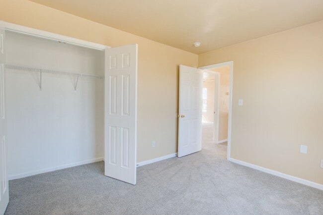 Building Photo - 3 Bed, 2.5 Bath Home Conveniently Located ...
