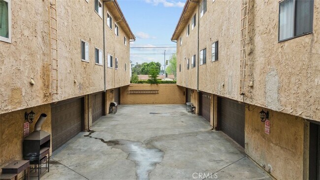 Building Photo - 13861 Vanowen St