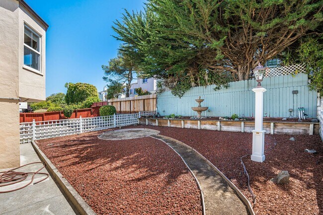 Building Photo - LAKESIDE HOUSE FOR RENT - $5,400