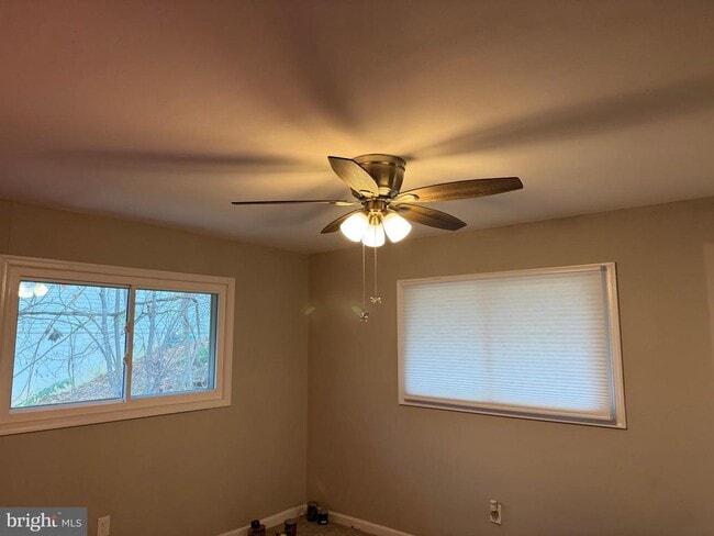 Building Photo - 933 Golden W Way