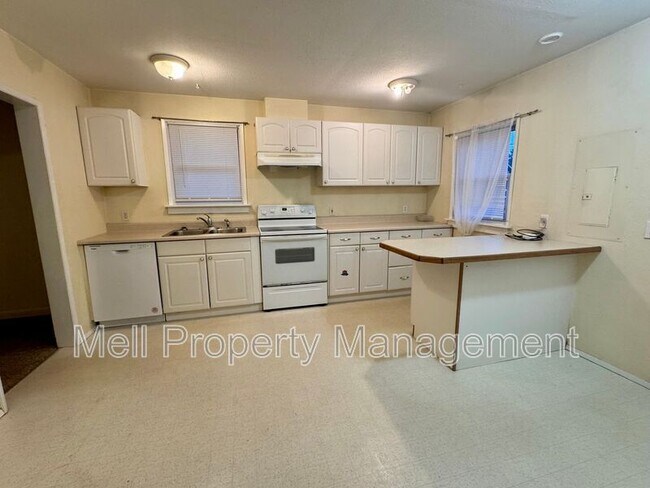 Building Photo - 1514 Summit Dr