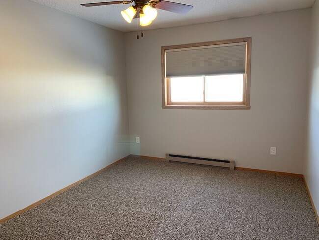 Building Photo - 4 Bed, 2 Bath Twinhome in South Fargo!