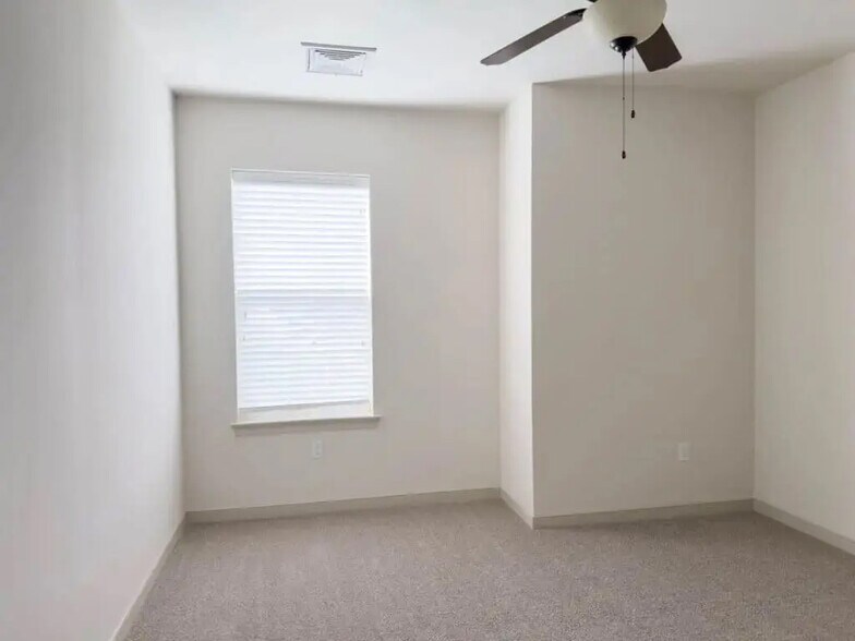 Building Photo - 2008 Shady Oak Dr