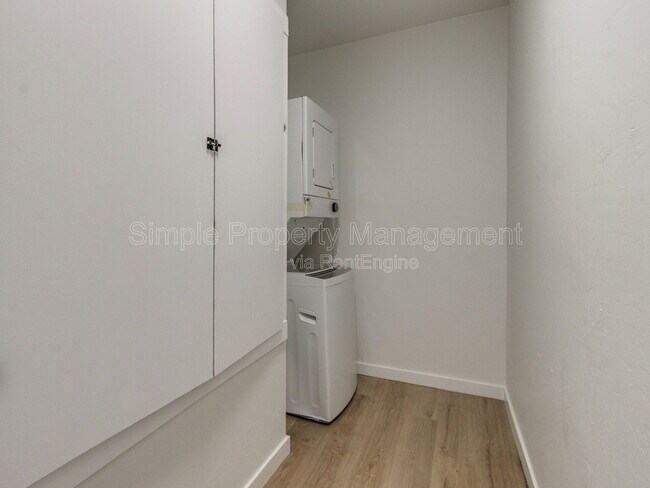 Building Photo - 814 W Hill St