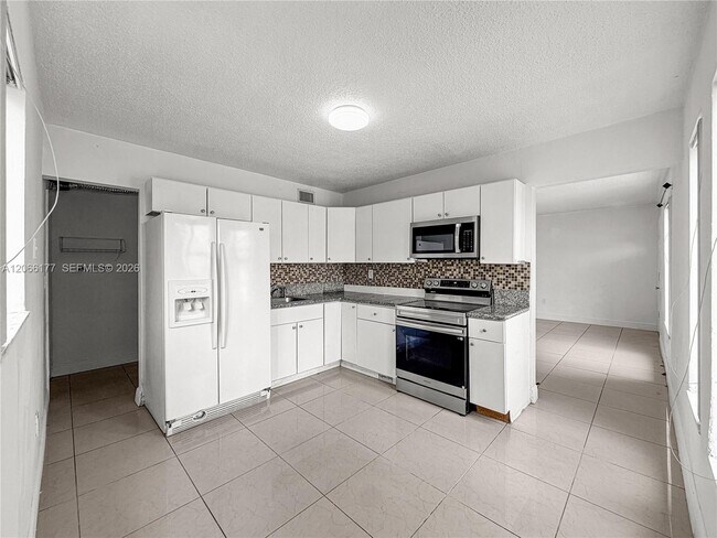 Building Photo - 9103 SW 38th St