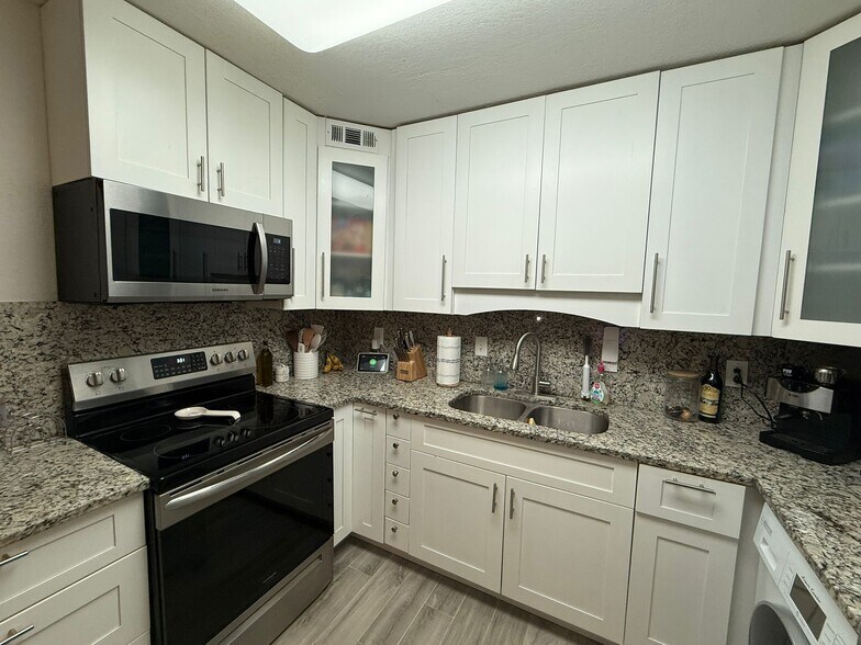 Building Photo - 4900 NW 79th Ave
