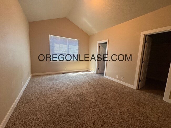 Building Photo - 2015 build 3 bed 2 bath North Eugene Home