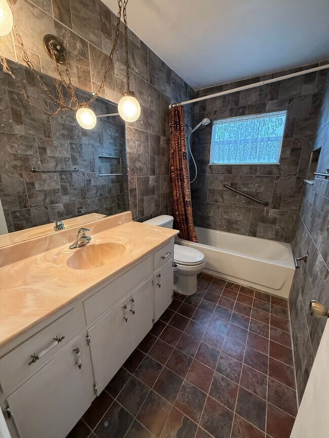 Building Photo - Englewood Park 3 bedroom, 2 bath available...