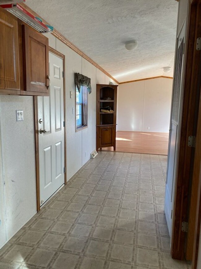 Building Photo - Three Bedroom Manufactured Home in Teays V...