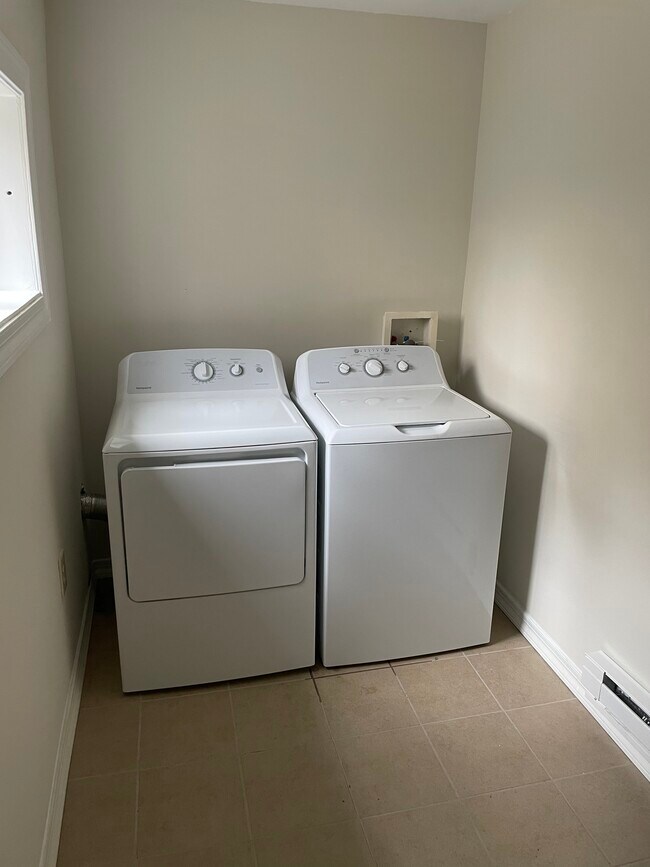 Building Photo - 1831 Fontain St