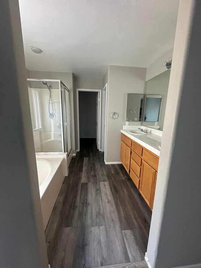 Building Photo - Beautiful 3bedroom 3bath w/ a Pool