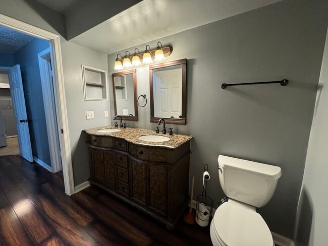 Building Photo - Sophisticated 2 Bed 2 Bath Condo with Loft...