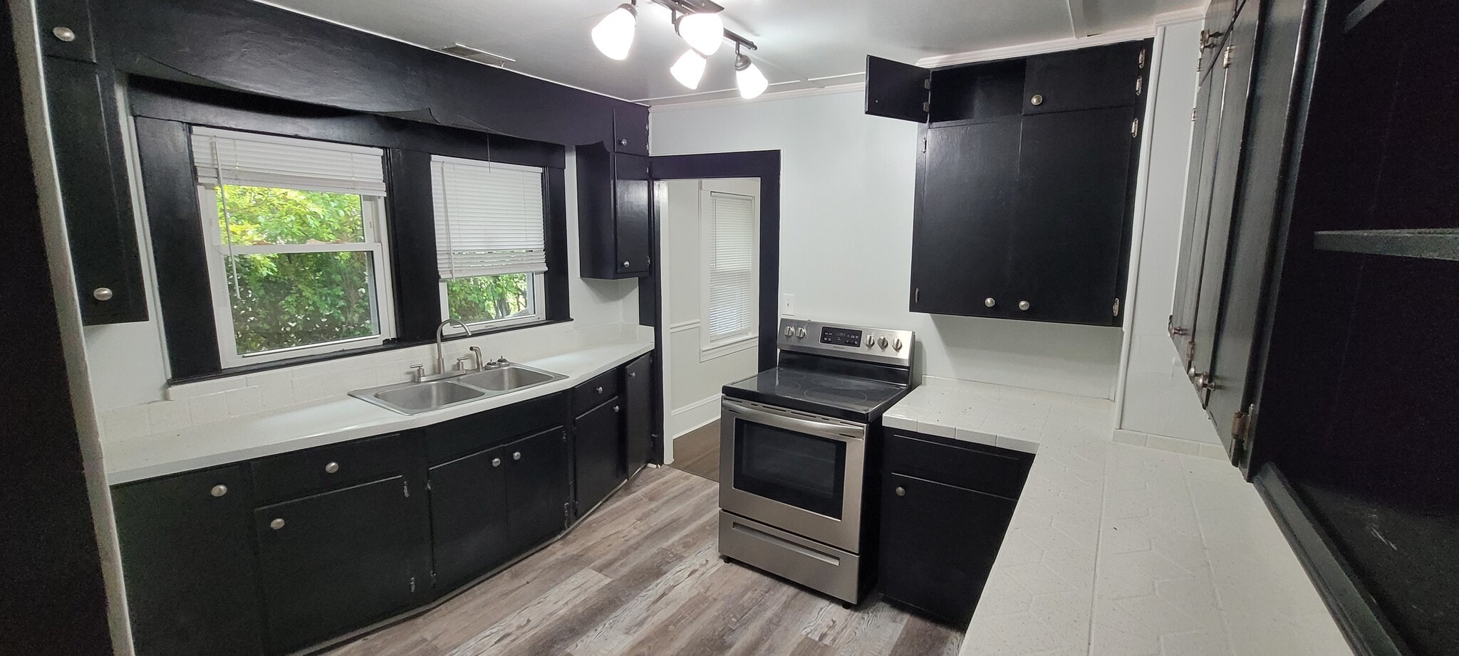 Building Photo - 923 Rosewood Pl