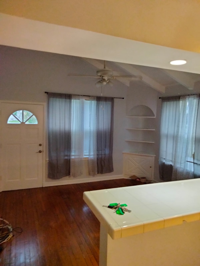 Living room with vaulted ceiling - 730 N Grandview Ave