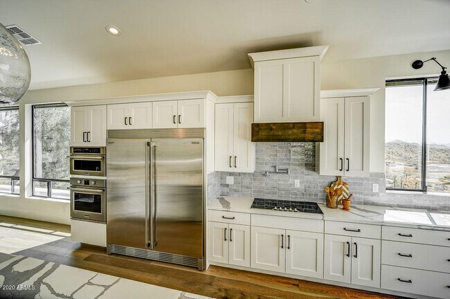 Building Photo - 301 E Jomax Rd