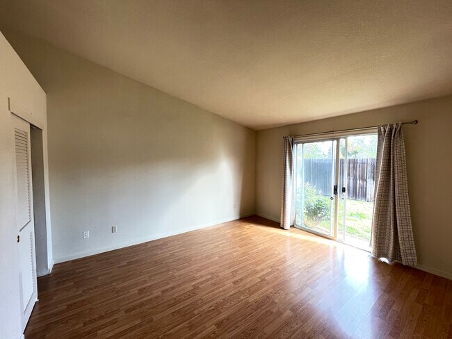 Building Photo - 1415 New England Dr