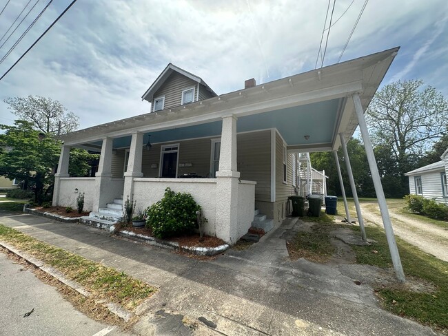 Building Photo - 2 Bed 1 Bath Apartment with Historic Charm