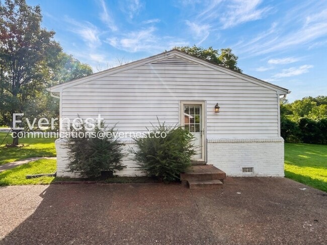 Building Photo - 3-Bed/2-Bath/Pet Friendly/Available Soon!