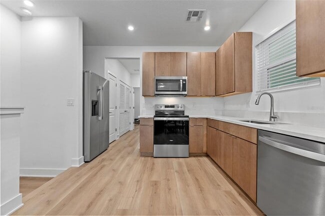 Building Photo - 1922 W Fig St