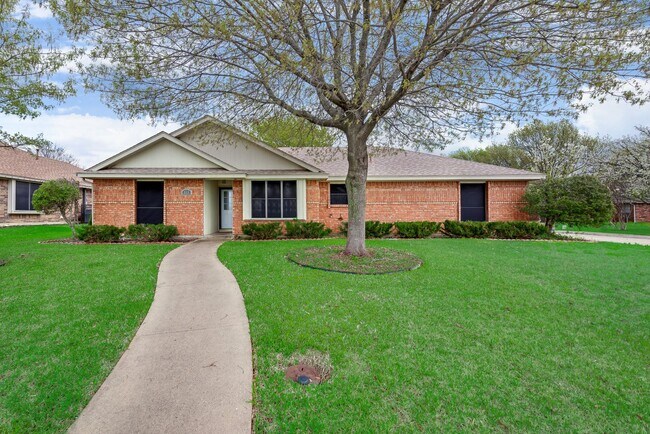 Building Photo - **COMING SOON** BEAUTIFUL CORNER LOT! Love...