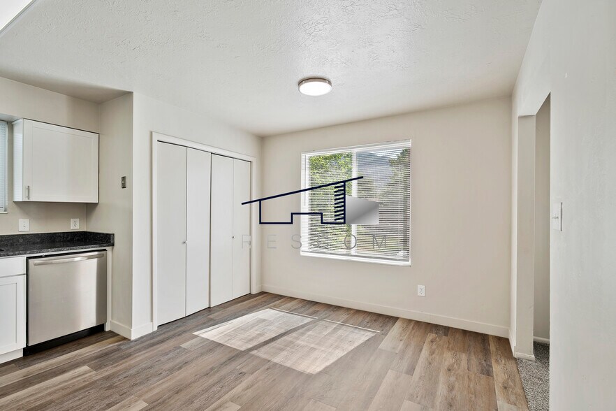 Building Photo - 221 N Pingree Ave