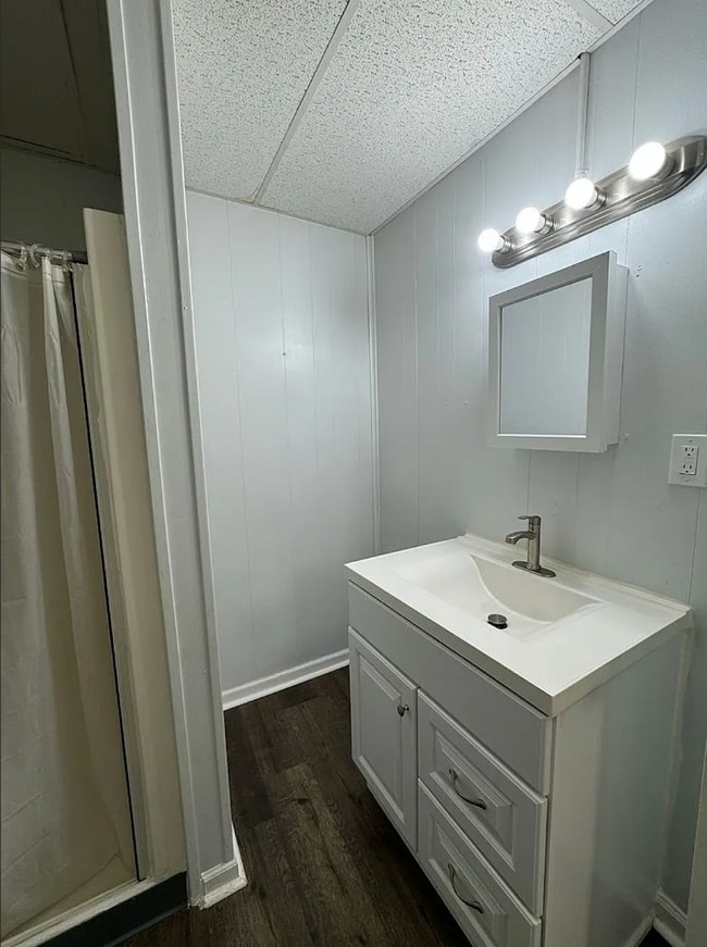 Building Photo - Completely Remodeled Spacious One-Bedroom Apartment First Floor