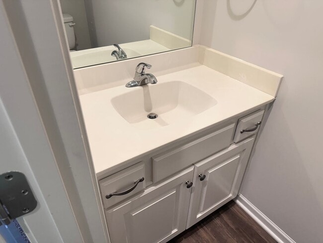 Building Photo - 3 Bed | 2.5 Bath | 2 Car Garage Townhome in Grain Valley w/ Special