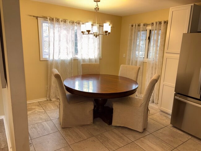 Building Photo - Kerry Lake