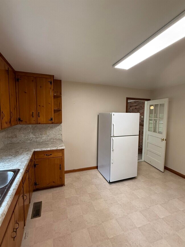 Building Photo - 5525 Springhill Rd