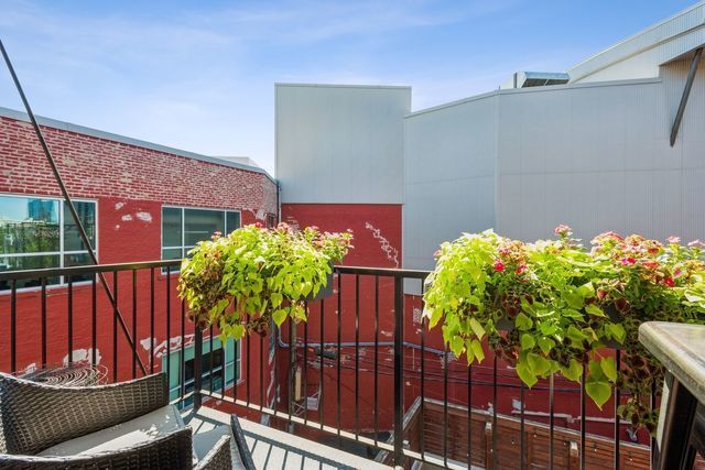 Building Photo - 1008 N Larrabee St