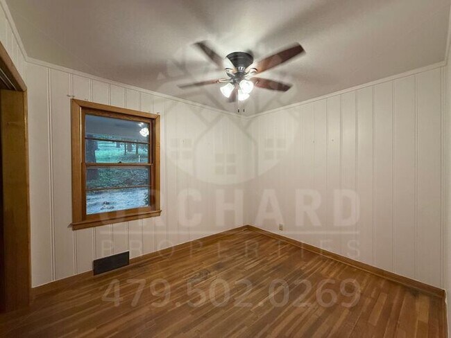 Building Photo - 3 bedroom, 2 Bath House Near University of Arkansas campus