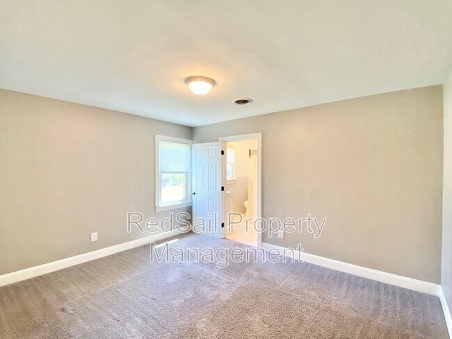 Building Photo - 10 Westlawn Dr