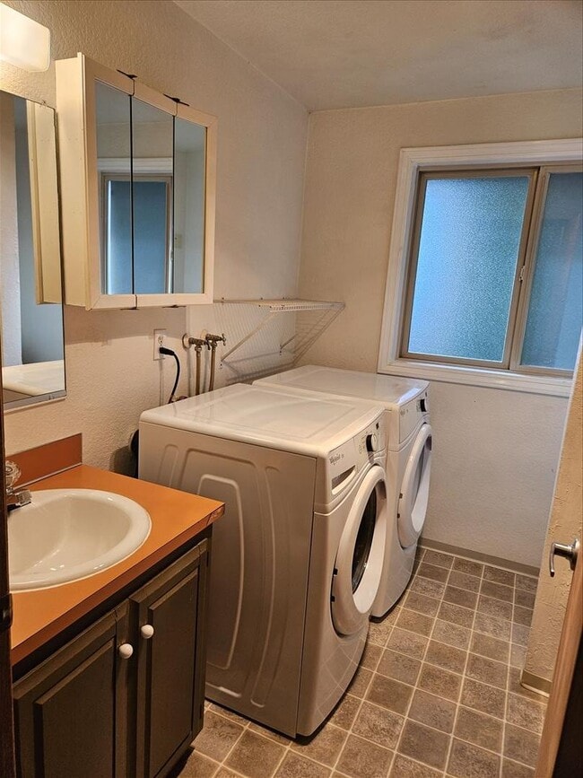 Building Photo - Remodeled 2/1.5 Townhome in a Quiet Fourplex