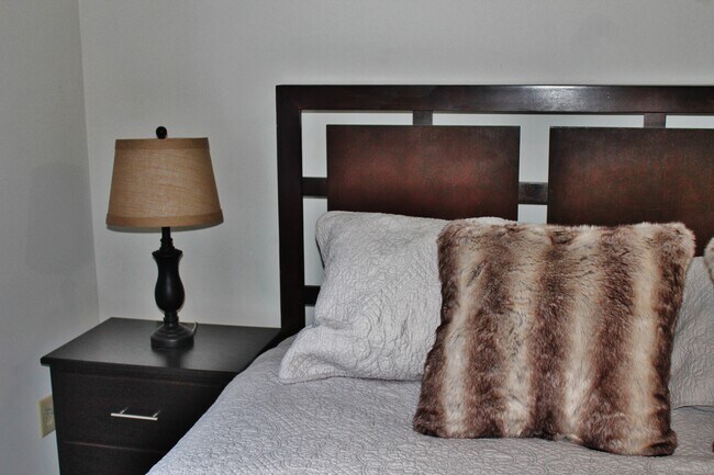 Building Photo - 7805 Renaissance Ct