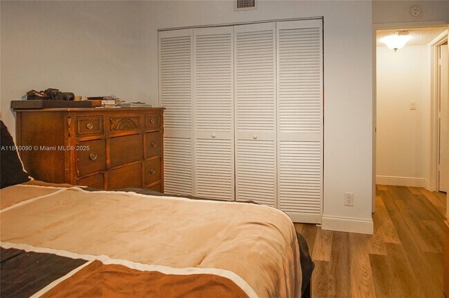 Building Photo - 407 Gardens Dr