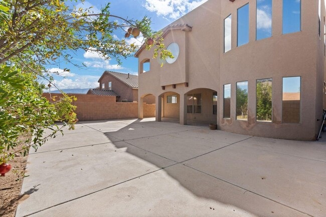 Building Photo - large happy 4+br home