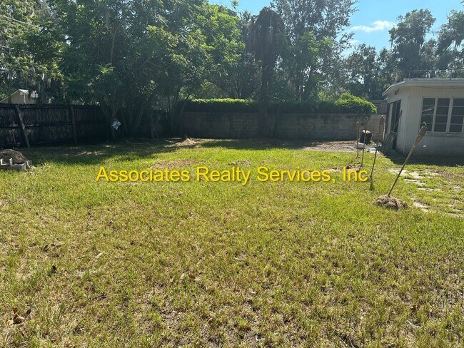 Building Photo - 7 Blocks to Campus! 3 Bed, 2 Bath with a Fenced Backyard and Large Sunroom